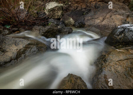 Sa'ar Wasserfall, kleinen Wasserfall an der Bergstraße, nördlichen Israel Stockfoto