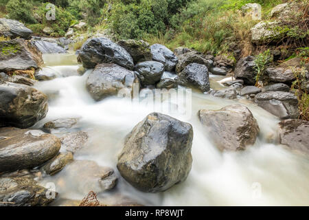 Sa'ar Wasserfall, kleinen Wasserfall an der Bergstraße, nördlichen Israel Stockfoto