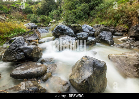 Sa'ar Wasserfall, kleinen Wasserfall an der Bergstraße, nördlichen Israel Stockfoto