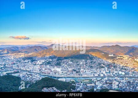 Geschäftskonzept, modernen Stadtbild von Nagasaki Dämmerung von Mount inasa, die neuen Top 3 Nachtansicht der Welt, Luftaufnahme, kopieren Raum Stockfoto