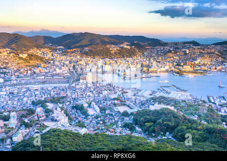 Geschäftskonzept, modernen Stadtbild von Nagasaki Dämmerung von Mount inasa, die neuen Top 3 Nachtansicht der Welt, Luftaufnahme, kopieren Raum Stockfoto