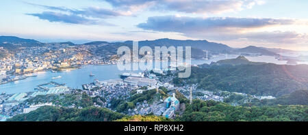 Geschäftskonzept, modernen Stadtbild von Nagasaki Dämmerung von Mount inasa, die neuen Top 3 Nachtansicht der Welt, Luftaufnahme, kopieren Raum Stockfoto