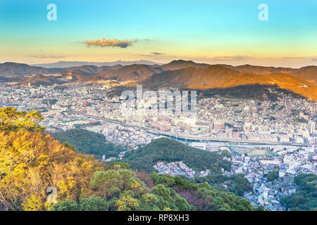 Geschäftskonzept, modernen Stadtbild von Nagasaki Dämmerung von Mount inasa, die neuen Top 3 Nachtansicht der Welt, Luftaufnahme, kopieren Raum Stockfoto