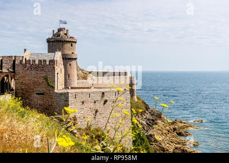 Cap Frehel, Frankreich - 24. Juli 2018: Fort la Latte oder Schloss von La Latte ist ein Schloss im Nordosten der Bretagne, in der Nähe von Cap Frehel. Es ist eine berühmte Tour Stockfoto