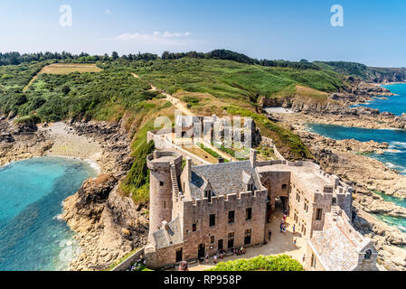 Cap Frehel, Frankreich - 24. Juli 2018: Luftaufnahme von Fort la Latte oder Schloss von La Latte ist ein Schloss im Nordosten der Bretagne, in der Nähe von Cap Frehel. Es i Stockfoto