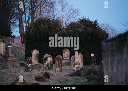 Vandalized Gräber mit NS-Symbolen in blau Spray - auf den beschädigten Gräber - Jüdischer Friedhof in Quatzenheim in der Nähe von Straßburg lackiert Stockfoto