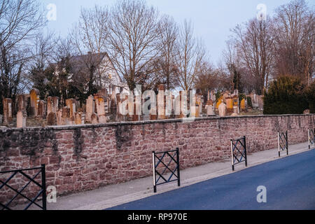 Street View Schutz der Stone Fence in Jüdischen Friedhof in Quatzenheim in der Nähe von Straßburg Stockfoto