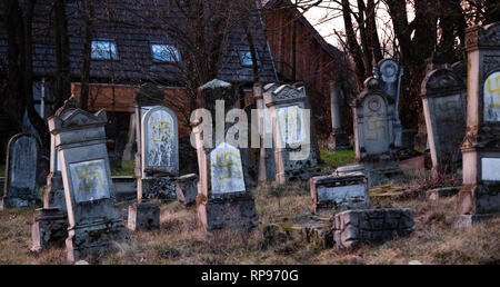 Vandalized Gräber mit NS-Symbolen in blau Spray - auf den beschädigten Gräber - Jüdischer Friedhof in Quatzenheim in der Nähe von Straßburg lackiert Stockfoto