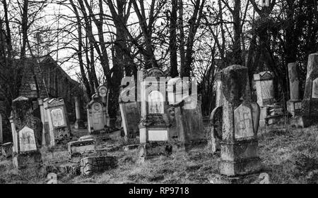 Gräber mit Hakenkreuzen Nazi Symbolen ewish Friedhof in Quatzenheim in der Nähe von Straßburg - schwarz-weiß Bild Geschaendet Stockfoto