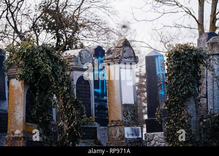 Mehrere vandalized Gräber mit NS-Symbolen in blau Spray - auf den beschädigten Gräber - Jüdischer Friedhof in Quatzenheim in der Nähe von Straßburg lackiert Stockfoto