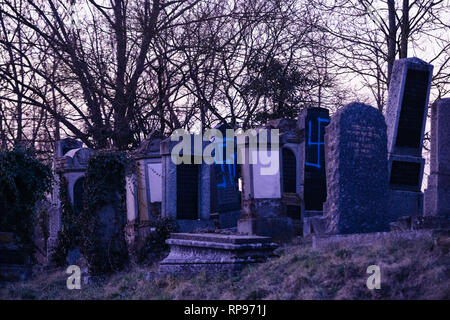 Vandalized Gräber mit NS-Symbolen in blau Spray - auf den beschädigten Gräber - Jüdischer Friedhof in der Nähe von Straßburg Quatzenheim Frankreich lackiert Stockfoto