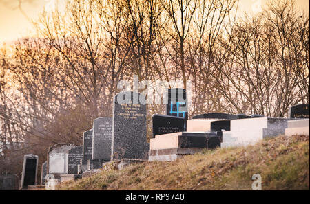 Vandalized Gräber mit NS-Symbolen in blau Spray - auf den beschädigten Gräber - Jüdischer Friedhof in Quatzenheim in der Nähe von Straßburg lackiert Stockfoto