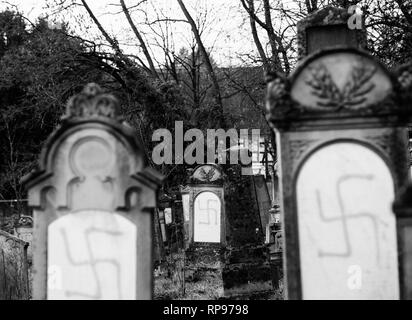 Vandalized Gräber mit NS-Symbolen in blau Spray - auf den beschädigten Gräber - Jüdischer Friedhof in Quatzenheim in der Nähe von Straßburg lackiert Stockfoto