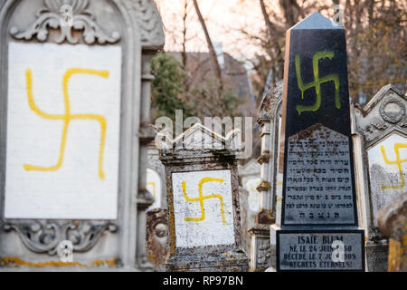 Vandalized Gräber mit Hakenkreuz ns-Symbole in gelb Spray - auf den beschädigten Gräber - Jüdischer Friedhof in Quatzenheim in der Nähe von Straßburg lackiert Stockfoto