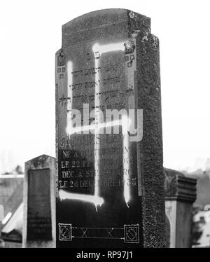 Vandalized Gräber mit NS-Symbolen in Spray - auf den beschädigten Gräber - Jüdischer Friedhof in Quatzenheim in der Nähe von Straßburg lackiert Stockfoto