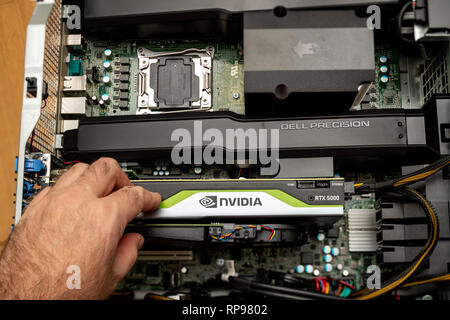 Paris, Frankreich, 20.Februar 2019: IT professional Installieren der neuesten Nvidia Quadro RTX 5000 Workstation professionelle Grafikkarte GPU für Professionelle in Dual CPU Dell Precision T7910 Workstation Stockfoto