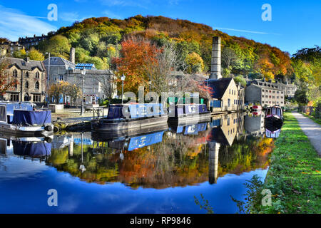 Marina, Canal Basin im Herbst, Rochdale Canal, Hebden Bridge, Calderdale, West Yorkshire Stockfoto