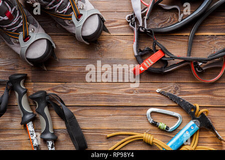 Bild oben auf Skistöcke, Stiefel, hackt auf Holz- Hintergrund. Stockfoto