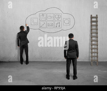 Manager bei Geschäftsmann Zeichnung App auf Beton Wand Hintergrund suchen Stockfoto