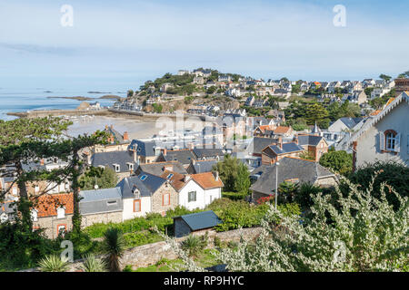 Frankreich, Cotes d'Armor, Cote de Penthievre, Pleneuf Val Andre, Blick auf die Villen und die Piegu Port // Frankreich, Côtes-d'Armor (22), die Côte de Penthièvre, Stockfoto