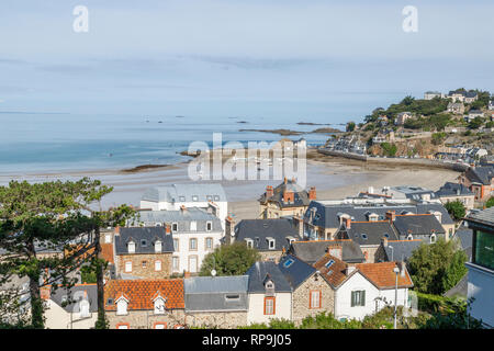 Frankreich, Cotes d'Armor, Cote de Penthievre, Pleneuf Val Andre, Blick auf den Villen, der Strand und die Piegu Port // Frankreich, Côtes-d'Armor (22), Côte de Stockfoto