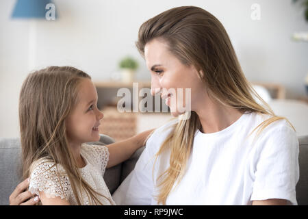 Liebevolle Mutter und Tochter umarmen Suchen in den Augen Stockfoto