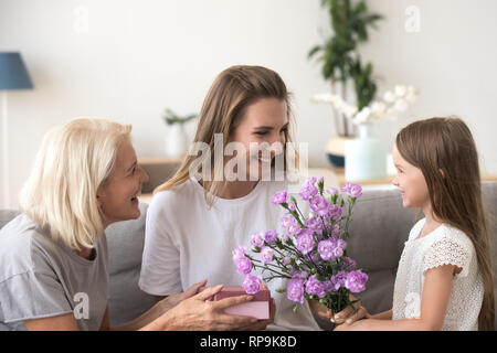 Glücklich, Mutter, Geschenk und einem Blumenstrauß von Tochter und Großmutter Stockfoto