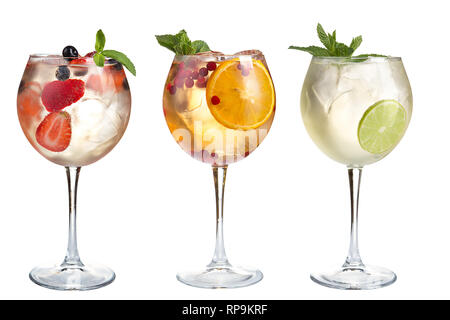 Cocktail mit Minze, Früchte und Beeren auf einem weißen Hintergrund. Ein Satz von drei Cocktails im Glas pokale an einem langen Stiel. Isoliert. Stockfoto