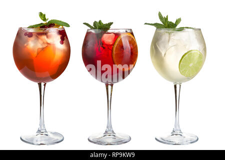Alkohol Cocktail mit Minze, Früchte und Beeren auf einem weißen Hintergrund. Ein Satz von drei Cocktails im Glas pokale an einem langen Stiel. Isoliert. Stockfoto