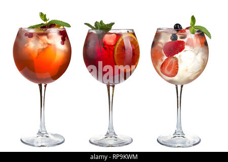 Alkohol erfrischende Cocktails mit Minze, Früchte und Beeren auf einem weißen Hintergrund. Ein Satz von drei Cocktails im Glas pokale an einem langen Stiel. Isoliert. Stockfoto