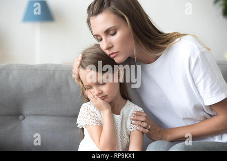 Liebevolle Mutter umarmen, trösten umgekippt kleine Tochter Nahaufnahme Stockfoto