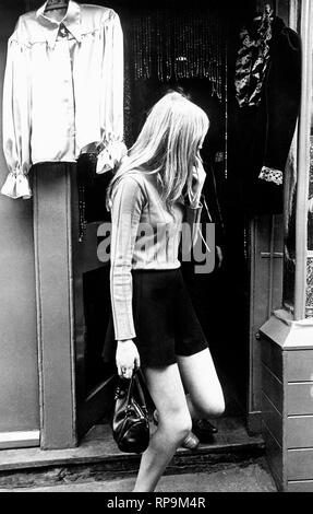 Europa, England, London, ein Mädchen in den Boutiquen der Carnaby Street, 1960-70 Stockfoto