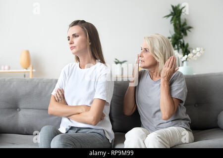 Wütend betagte Mutter streiten, argumentieren mit jungen Tochter Stockfoto