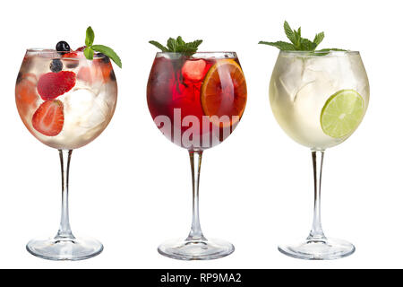 Alkohol erfrischende Cocktails mit Minze, Früchte und Beeren auf einem weißen Hintergrund. Satz von drei Cocktails im Glas Kelche. Isoliert. Stockfoto
