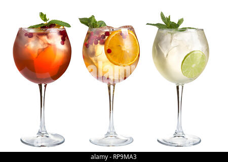Erfrischende Cocktails mit Minze, Früchte und Beeren auf einem weißen Hintergrund. Satz von drei Cocktails im Glas Kelche. Isoliert. Stockfoto