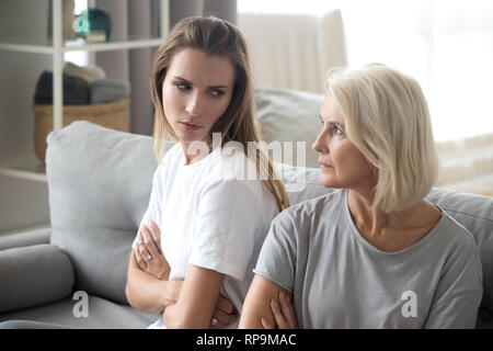 Wütend im Alter von Mutter und Tochter an jedem anderen auf der Suche nach Streit Stockfoto