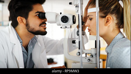 Optiker prüfen Patienten Sehvermögen und Vision Korrektur Stockfoto