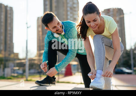 Läufer binden Laufschuhe und betriebsbereit Stockfoto