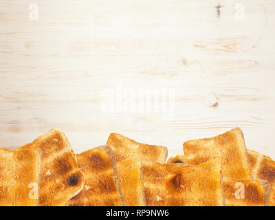 Toast Toast auf weissem Holztisch. Ansicht von oben mit Platz für Ihren Text Stockfoto