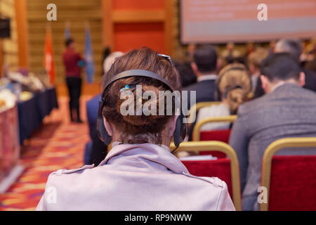 Gruppe von Geschäftsleuten an drücken Sie die Taste Konferenz oder Präsentation. Stockfoto