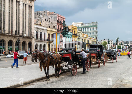 Havanna, Kuba - September 10, 2013: Pferdekutschen in der Altstadt von Havanna, Kuba. Traditionelle Transport für touristische und Sightseeing in Havanna. Stockfoto