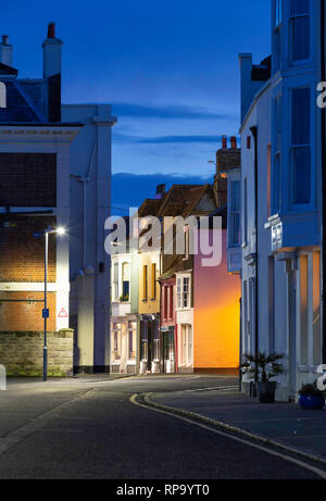 Die bunten Gebäude entlang der Beach Street, Deal, Kent, Großbritannien während einer Februar Blaue Stunde kurz nach Sonnenuntergang. Stockfoto