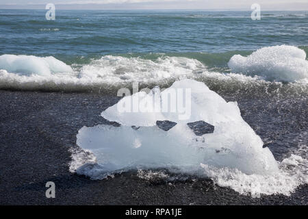 Eisbrocken im Meerwasser am Strand der Gletscherlagune Jökulsárlón, Jökulsarlon, Jokulsarlon, Diamandstrand, Eislagune, Lagune, mit Eis, Gletscher Stockfoto
