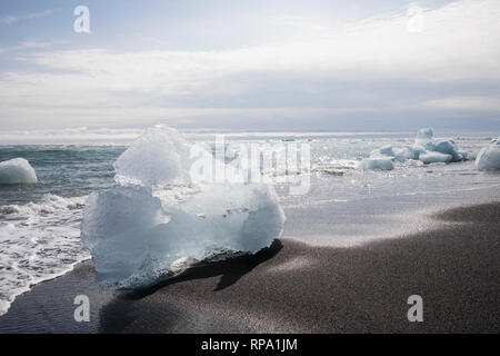Eisbrocken im Meerwasser am Strand der Gletscherlagune Jökulsárlón, Jökulsarlon, Jokulsarlon, Diamandstrand, Eislagune, Lagune, mit Eis, Gletscher Stockfoto