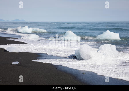 Eisbrocken im Meerwasser am Strand der Gletscherlagune Jökulsárlón, Jökulsarlon, Jokulsarlon, Diamandstrand, Eislagune, Lagune, mit Eis, Gletscher Stockfoto