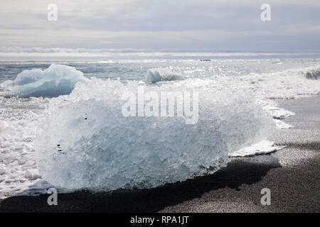 Eisbrocken im Meerwasser am Strand der Gletscherlagune Jökulsárlón, Jökulsarlon, Jokulsarlon, Diamandstrand, Eislagune, Lagune, mit Eis, Gletscher Stockfoto