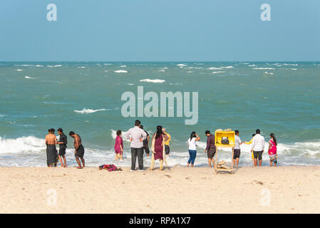 Touristen und Einheimische am Strand Dhanushkodi Punkt auf Pamban Insel genießen Sie die Aussicht auf einen sonnigen Tag mit blauen Himmel. Stockfoto