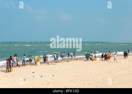 Touristen und Einheimische am Strand Dhanushkodi Punkt auf Pamban Insel genießen Sie die Aussicht auf einen sonnigen Tag mit blauen Himmel. Stockfoto