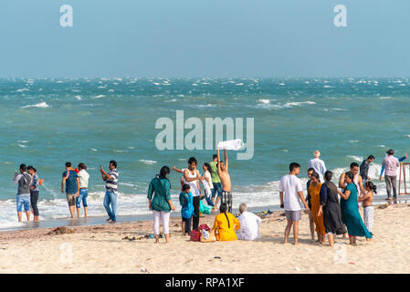 Touristen und Einheimische am Strand Dhanushkodi Punkt auf Pamban Insel genießen Sie die Aussicht auf einen sonnigen Tag mit blauen Himmel. Stockfoto