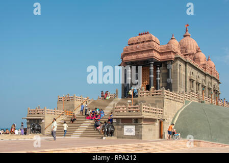 Touristen und Einheimische besuchen den Vivekananda Rock Memorial in Kanyakumari an einem sonnigen Tag mit blauen Himmel. Stockfoto